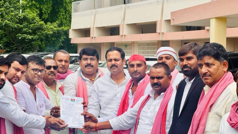 सपा प्रतिनिधिमंडल ने अखिलेश यादव के खिलाफ अभद्र टिप्पणी पर की कार्रवाई की मांग