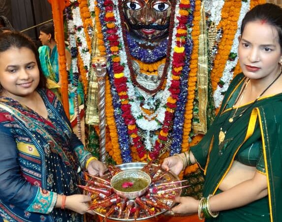 बाबा लाट भैरव के दरबार में छाई मेंहदी की लाली, सूर्योदय पर सजेगा मौर