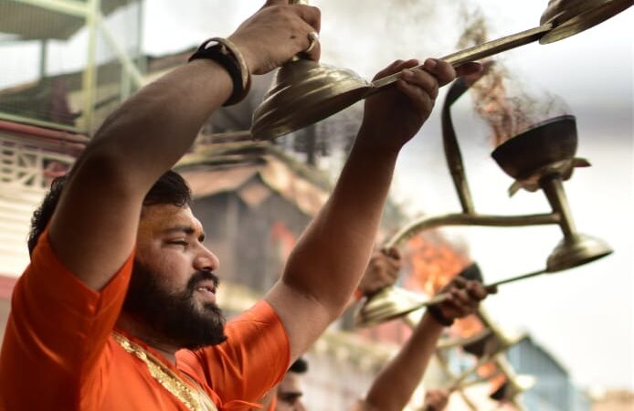 दशाश्वमेध घाट पर चंद्रग्रहण के कारण दिन में हुई मां गंगा की आरती