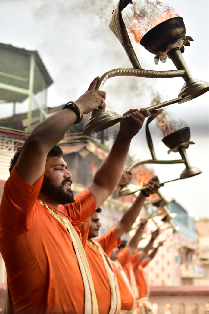दशाश्वमेध घाट पर चंद्रग्रहण के कारण दिन में हुई मां गंगा की आरती