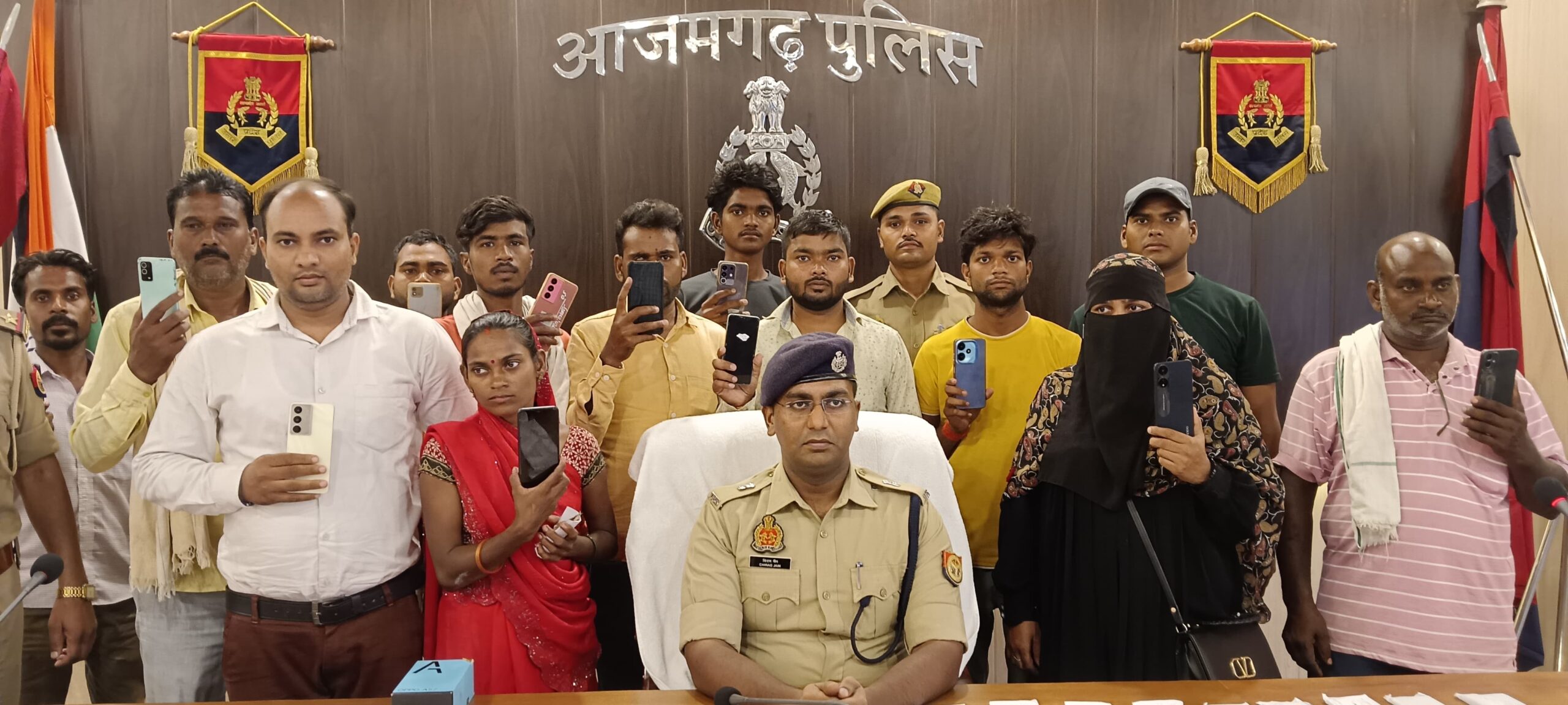 आजमगढ़ : पुलिस ने 2068 खोए मोबाइल फोन बरामद कर स्वामियों को सौंपे