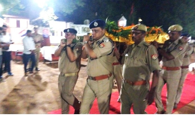 मिर्जापुर : राजकीय सम्मान के साथ पुलिस अधिकारियों और जवानों ने उप निरीक्षक को दी अंतिम विदाई