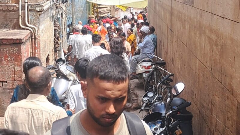 मणिकर्णिका घाट मार्ग पर खड़ी मोटरसाइकिलें बनी बड़ी परेशानी