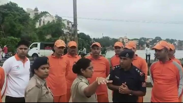 उज्जैन : पुलिस की गाड़ी शिप्रा नदी में गिरी