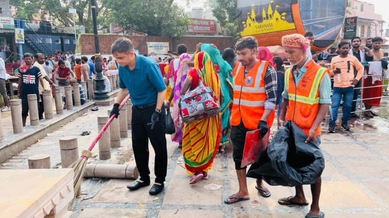 वाराणसी : स्वच्छता अभियान में मंडलायुक्त और जिलाधिकारी ने की सक्रिय भागीदारी