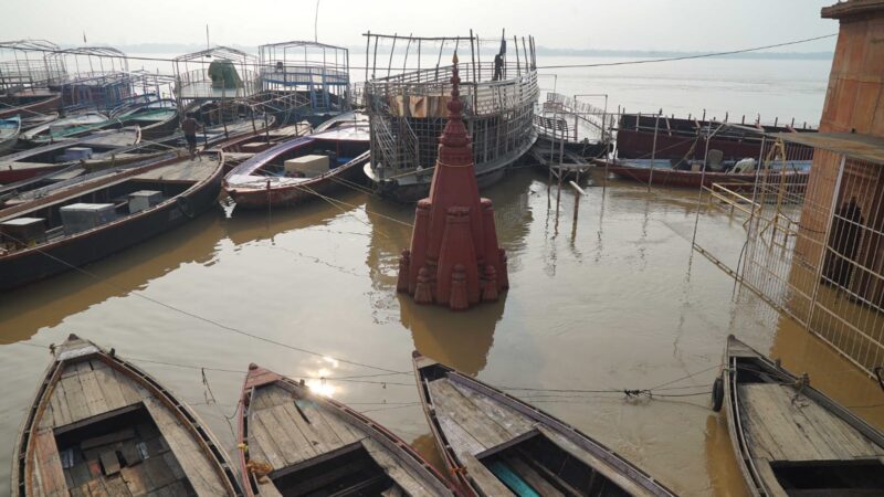 गंगा का जलस्तर बढ़ा, वाराणसी में खतरे का संकेत – कई जिलों में बाढ़ का
