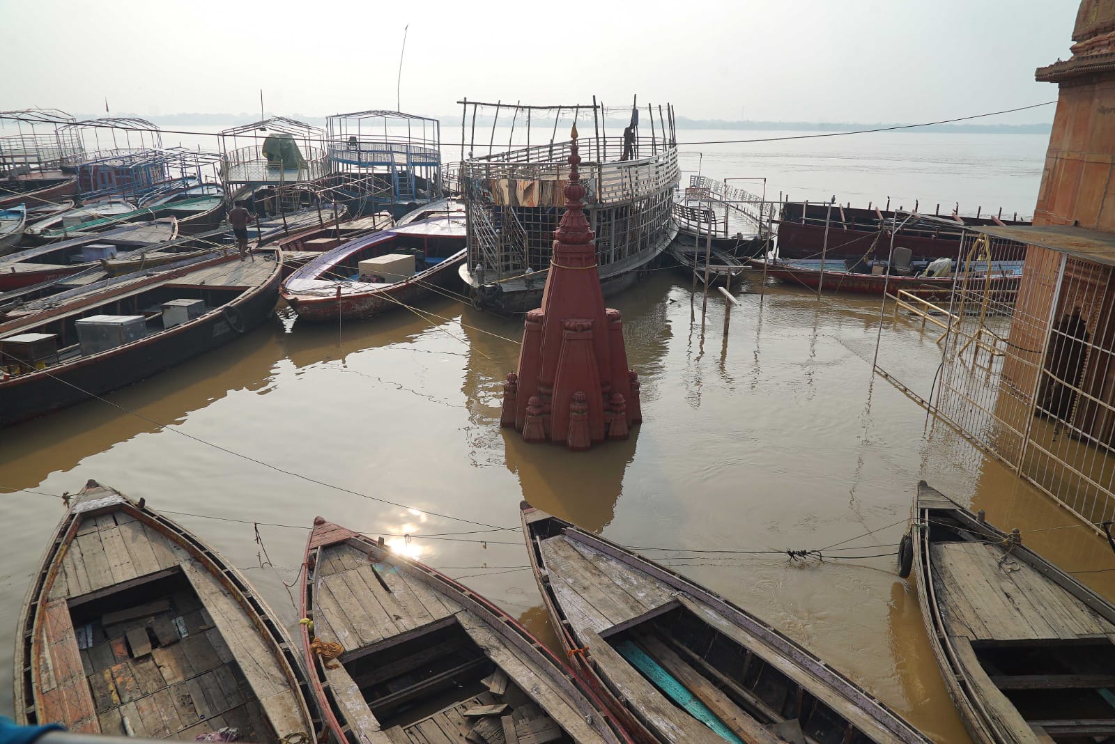 गंगा का जलस्तर बढ़ा, वाराणसी में खतरे का संकेत – कई जिलों में बाढ़ का