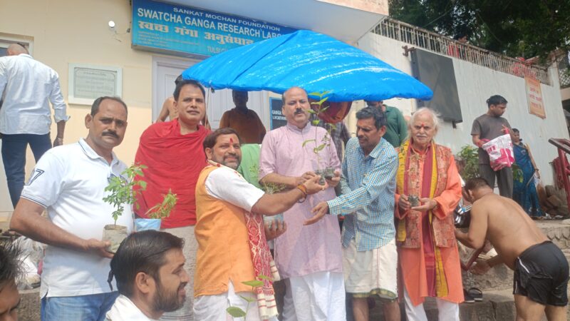 पूर्वजों की स्मृति में तुलसी घाट पर पौधा वितरण व पौधारोपण अभियान का शुभारंभ