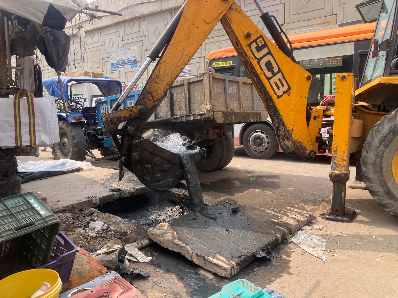 राजातालाब में नेशनल हाईवे के जाम नालों की सफाई शुरू