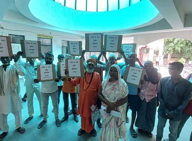 जंसा : शिव मंदिर के तालाब पर कब्जे के विरोध में ग्रामीणों ने किया प्रदर्शन