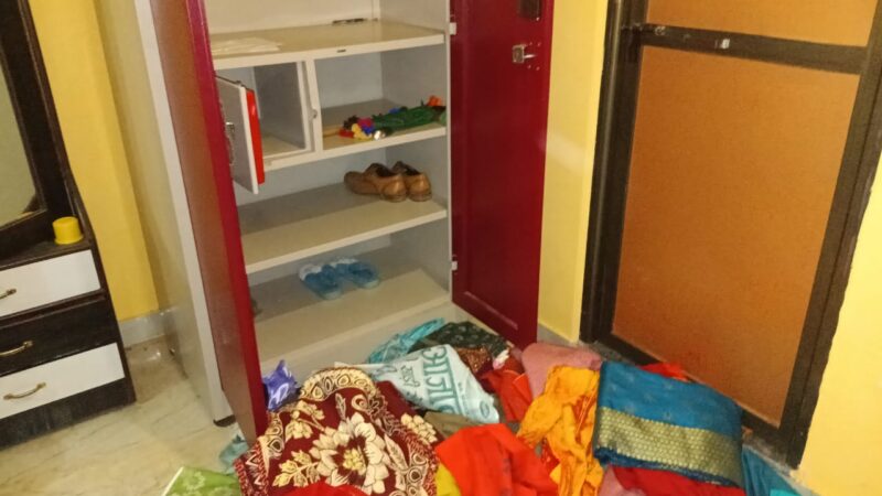 चोलापुर : नेहिया के बंद मकान से लाखों के जेवरात और नकदी उड़ाई