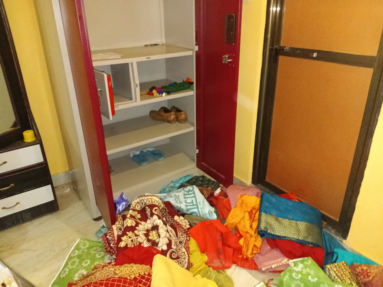 चोलापुर : नेहिया के बंद मकान से लाखों के जेवरात और नकदी उड़ाई