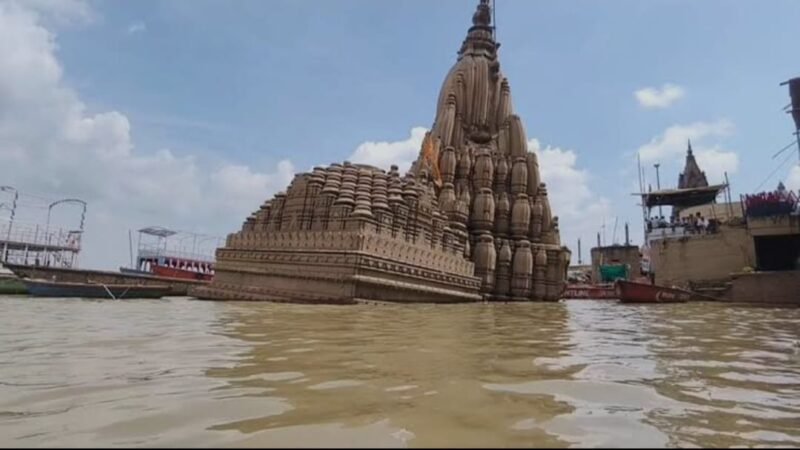 वाराणसी: खतरे के करीब गंगा का जलस्तर