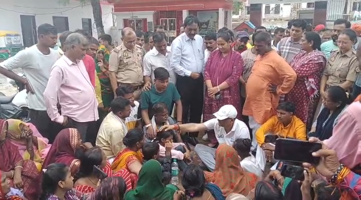रामनगर : मारपीट में घायल युवक की मौत के बाद परिजनों का थाने पर धरना