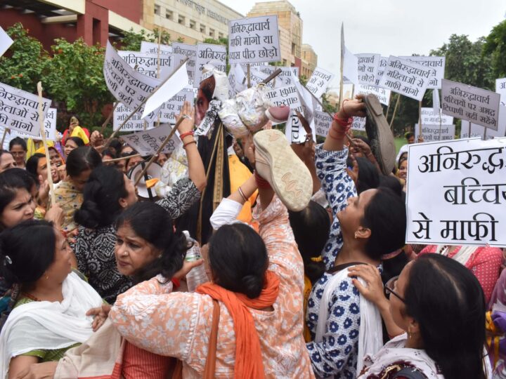 बनारस में कथावाचक अनिरुद्धाचार्य के खिलाफ महिलाओं का प्रदर्शन,