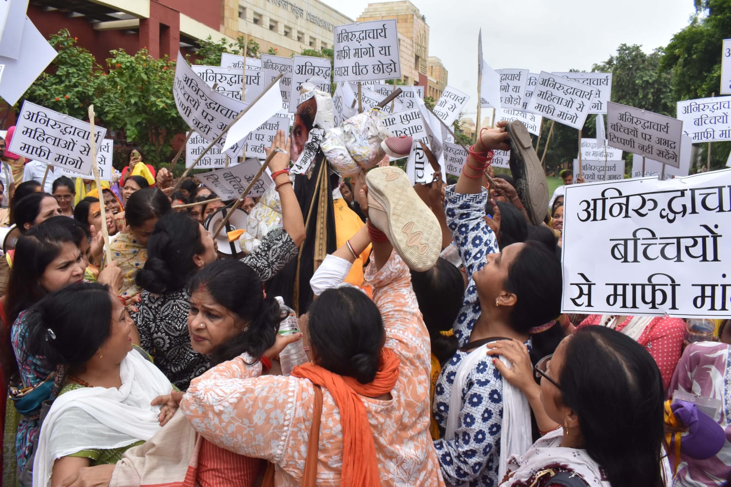 बनारस में कथावाचक अनिरुद्धाचार्य के खिलाफ महिलाओं का प्रदर्शन,