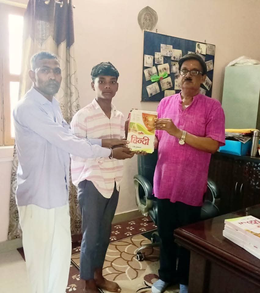राजेश्वरी एजुकेशनल एंड चैरिटेबल ट्रस्ट द्वारा वनवासी छात्रों को पुस्तक वितरण