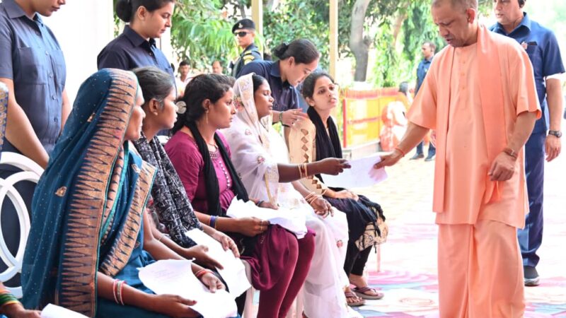 गोरखपुर: सीएम योगी ने जनता दर्शन में कब्जाधारियों को दी कड़ी चेतावनी