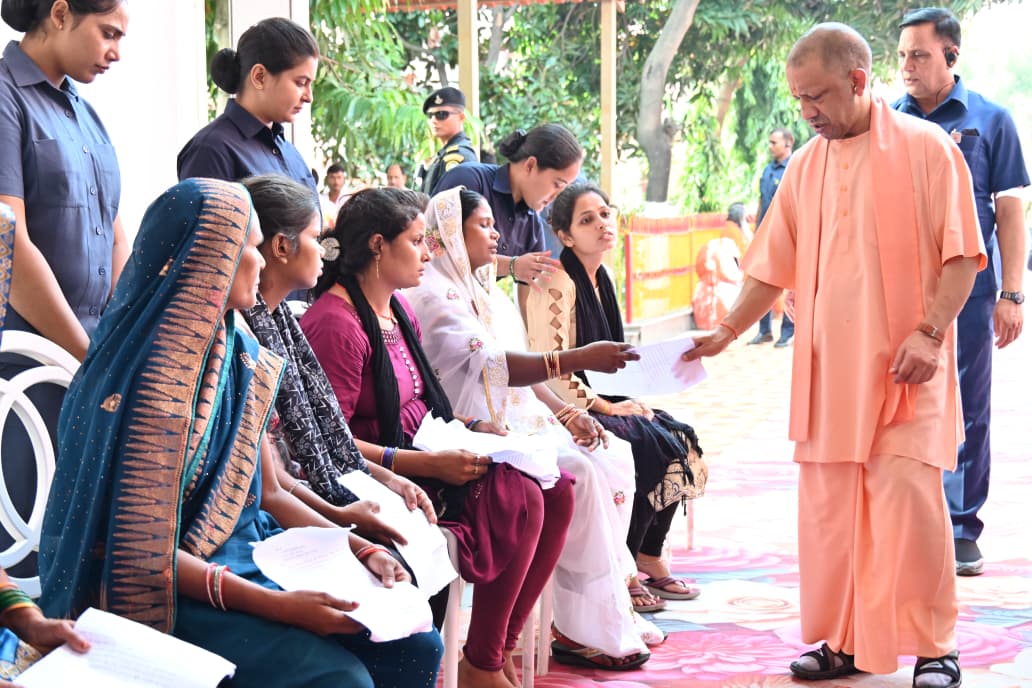 गोरखपुर: सीएम योगी ने जनता दर्शन में कब्जाधारियों को दी कड़ी चेतावनी
