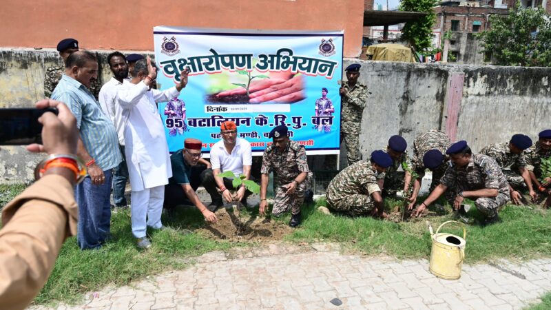 साकेत नगर पार्क में चला स्वच्छता अभियान और वृक्षारोपण