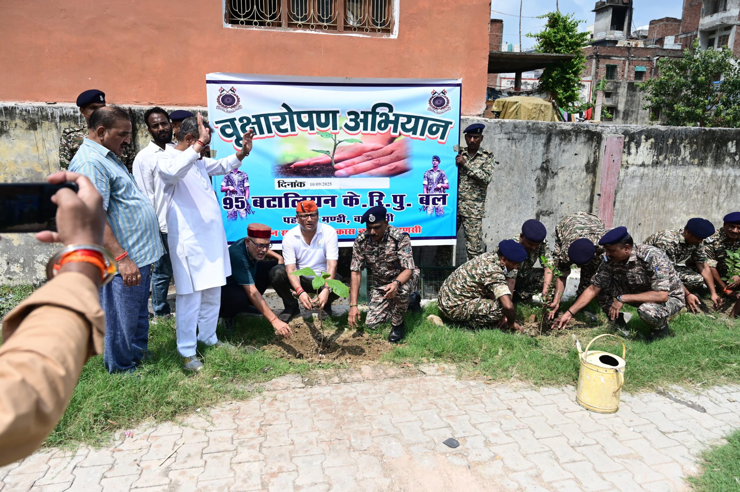 साकेत नगर पार्क में चला स्वच्छता अभियान और वृक्षारोपण
