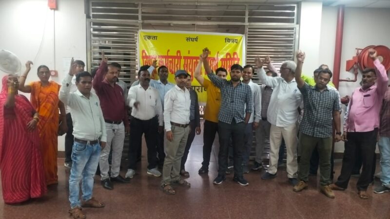 बनारस में बिजली कर्मियों का 287वें दिन भी जोरदार प्रदर्शन