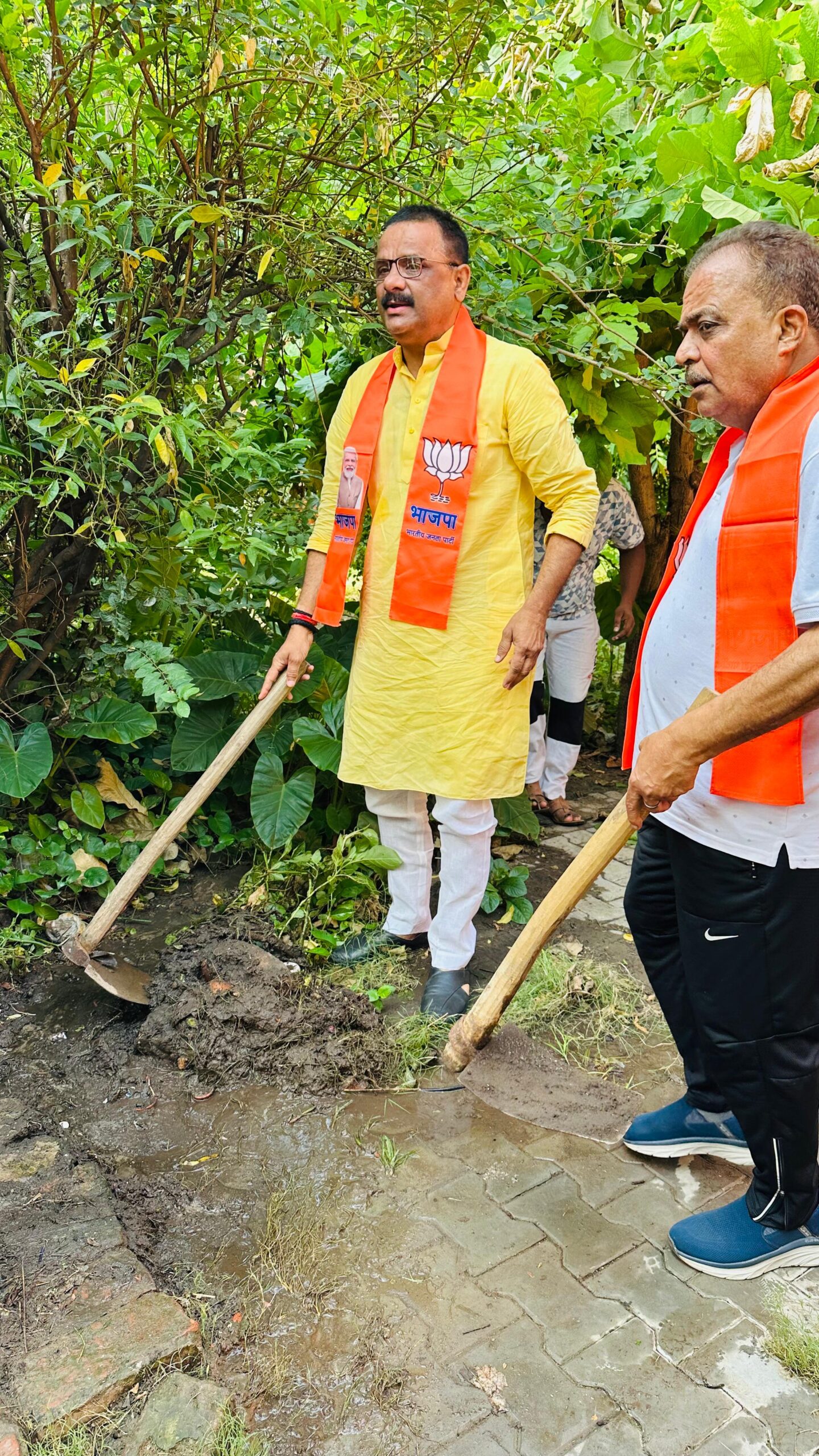 महास्वच्छता अभियान में सिगरा क्षेत्र चमका, पूर्व व वर्तमान महापौर ने थामी झाड़ू