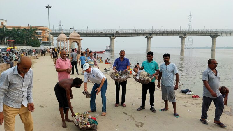 स्वच्छता अभियान चलाकर पितरों को दी श्रद्धांजलि