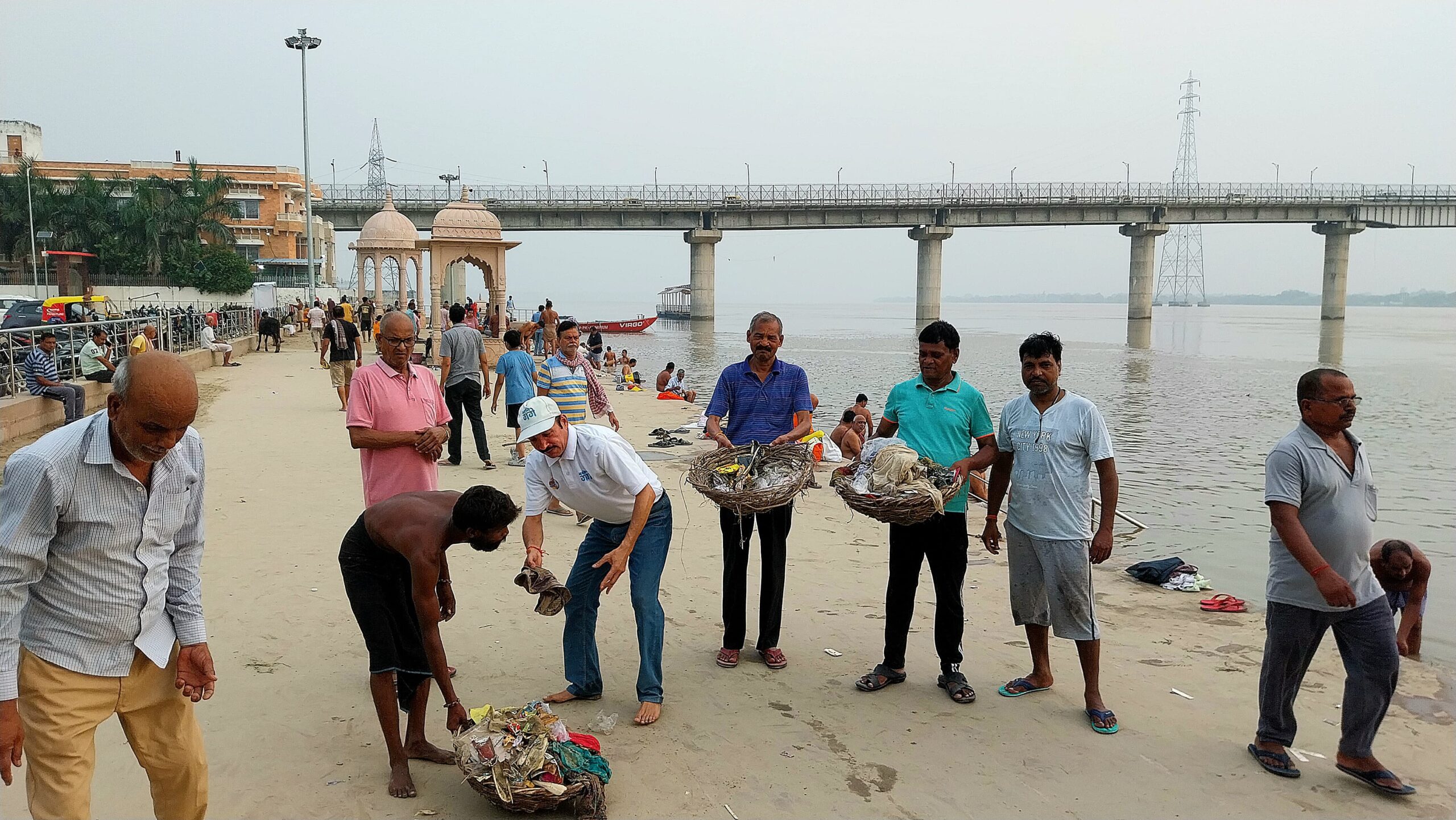 स्वच्छता अभियान चलाकर पितरों को दी श्रद्धांजलि