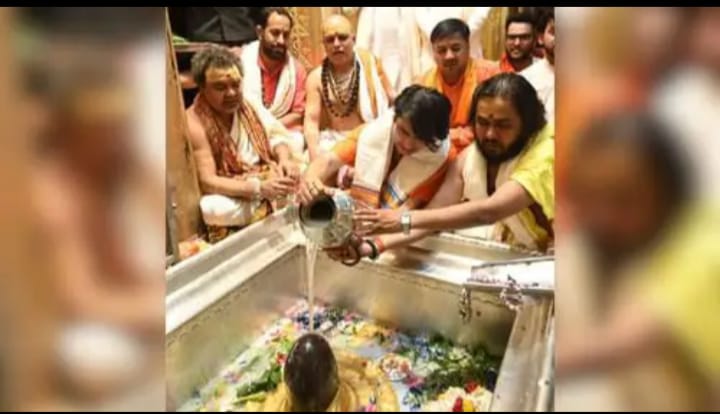 बाबा बागेश्वर ने काशी में भगवाधारियों के राजनीति में प्रवेश का समर्थन
