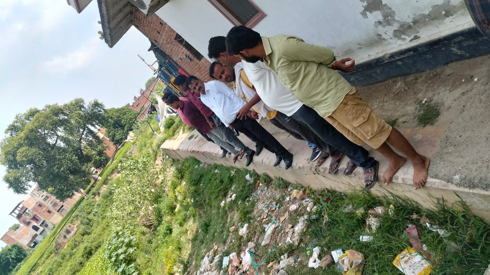 प्राचीन संगम तालाब के जीर्णोद्धार का बीडीओ ने किया निरीक्षण