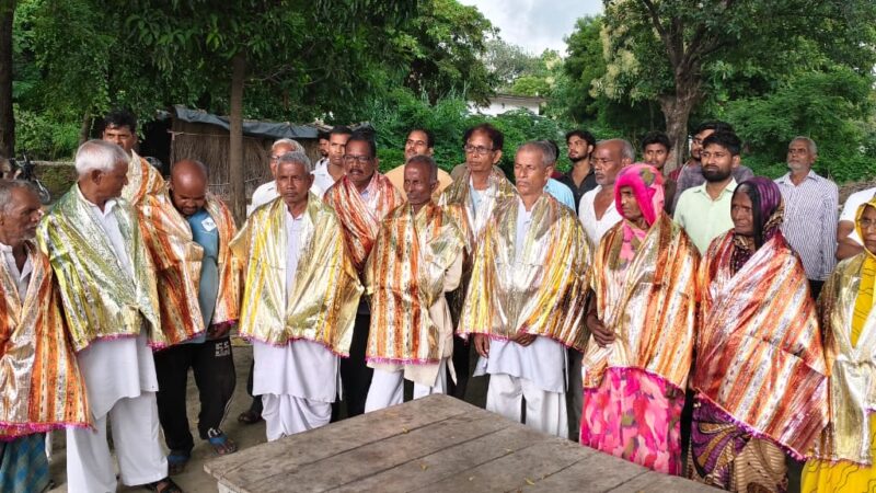 किसानों ने कफन धारण कर किया काशी द्वार योजना का विरोध