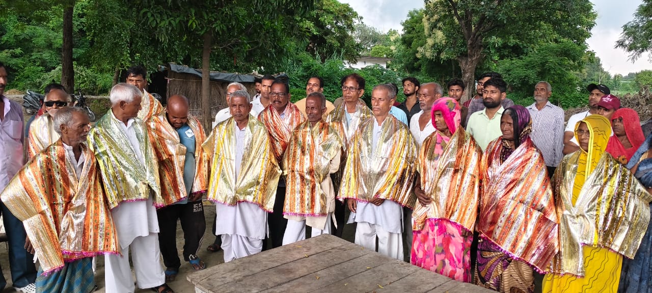 किसानों ने कफन धारण कर किया काशी द्वार योजना का विरोध