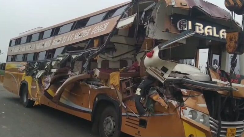 जौनपुर : श्रद्धालुओं से भरी बस ट्रेलर से टकराई, 4 की मौत, 9 घायल