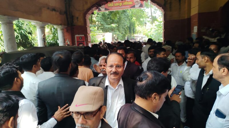 रथयात्रा चौराहे पर अधिवक्ता की पिटाई मामले में दरोगा के गिरफ्तारी की मांग को लेकर हड़ताल