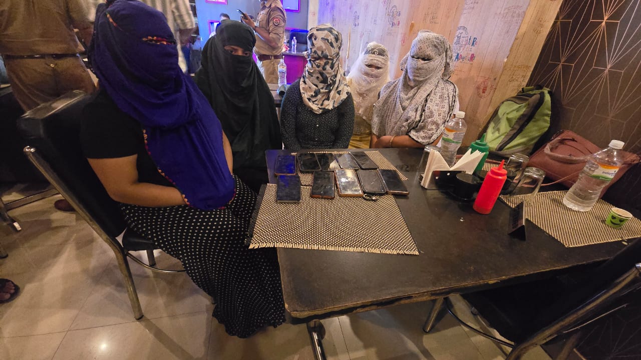 रेस्टोरेंट की आड़ में देह व्यापार का भंडाफोड़, 5 युवतियों समेत 8 हिरासत में