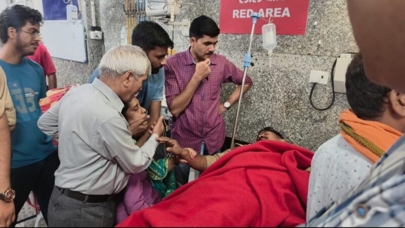 कचहरी अपडेट : अधिवक्ताओं की पिटाई से घायल दरोगा की पत्नी सदमे में बेहोश