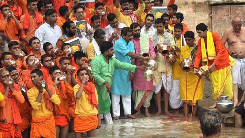 काशी में PM मोदी के जन्मदिन पर विशेष दुग्धाभिषेक और स्वच्छता अभियान
