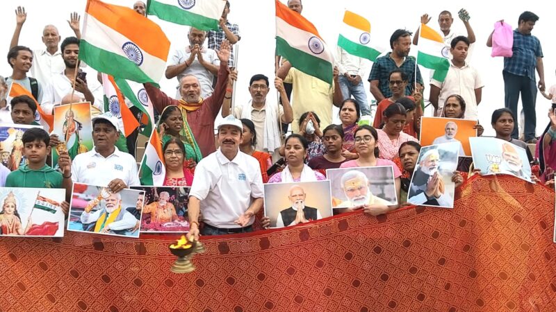 मोदी के 75वें जन्मदिन पर मां गंगा को 75 मीटर लंबी चुनरी अर्पित