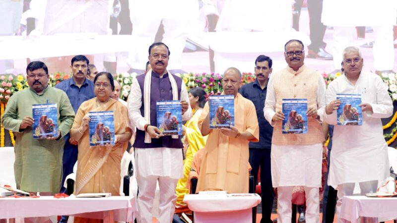 लखनऊ: आंगनबाड़ी कार्यकर्ताओं को स्मार्टफोन और मानदेय वृद्धि का तोहफा