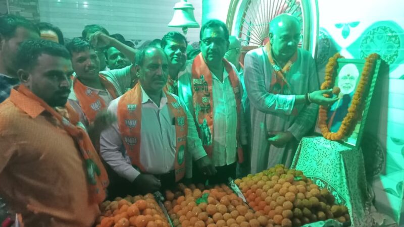 रोहनिया में 75 किलो का केक काटकर मनाया प्रधानमंत्री मोदी का जन्मदिन