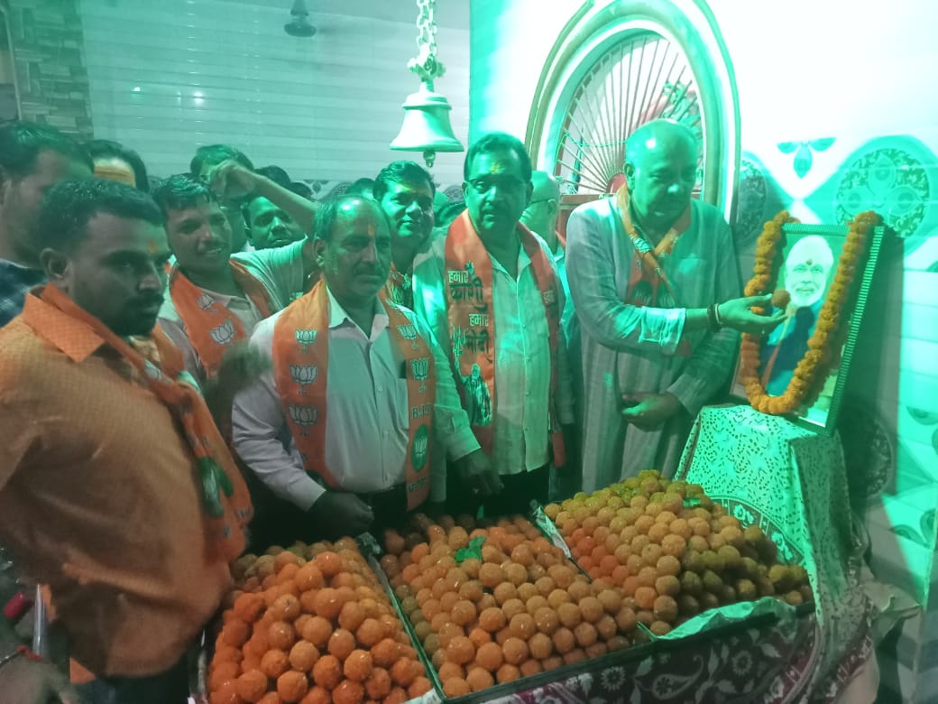 रोहनिया में 75 किलो का केक काटकर मनाया प्रधानमंत्री मोदी का जन्मदिन