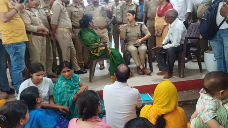 कचहरी में दरोगा की पिटाई के बाद परिजनों का कमिश्नर कार्यालय पर धरना