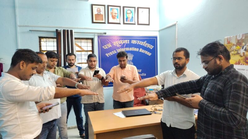 वाराणसी : पीआईबी में ली गयी स्वच्छता की शपथ