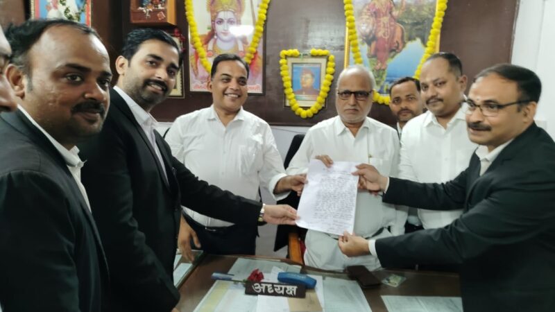 अधिवक्ताओं ने न्याय की मांग को लेकर सौंपा ज्ञापन, दोषी पुलिसकर्मियों पर कार्रवाई की मांग