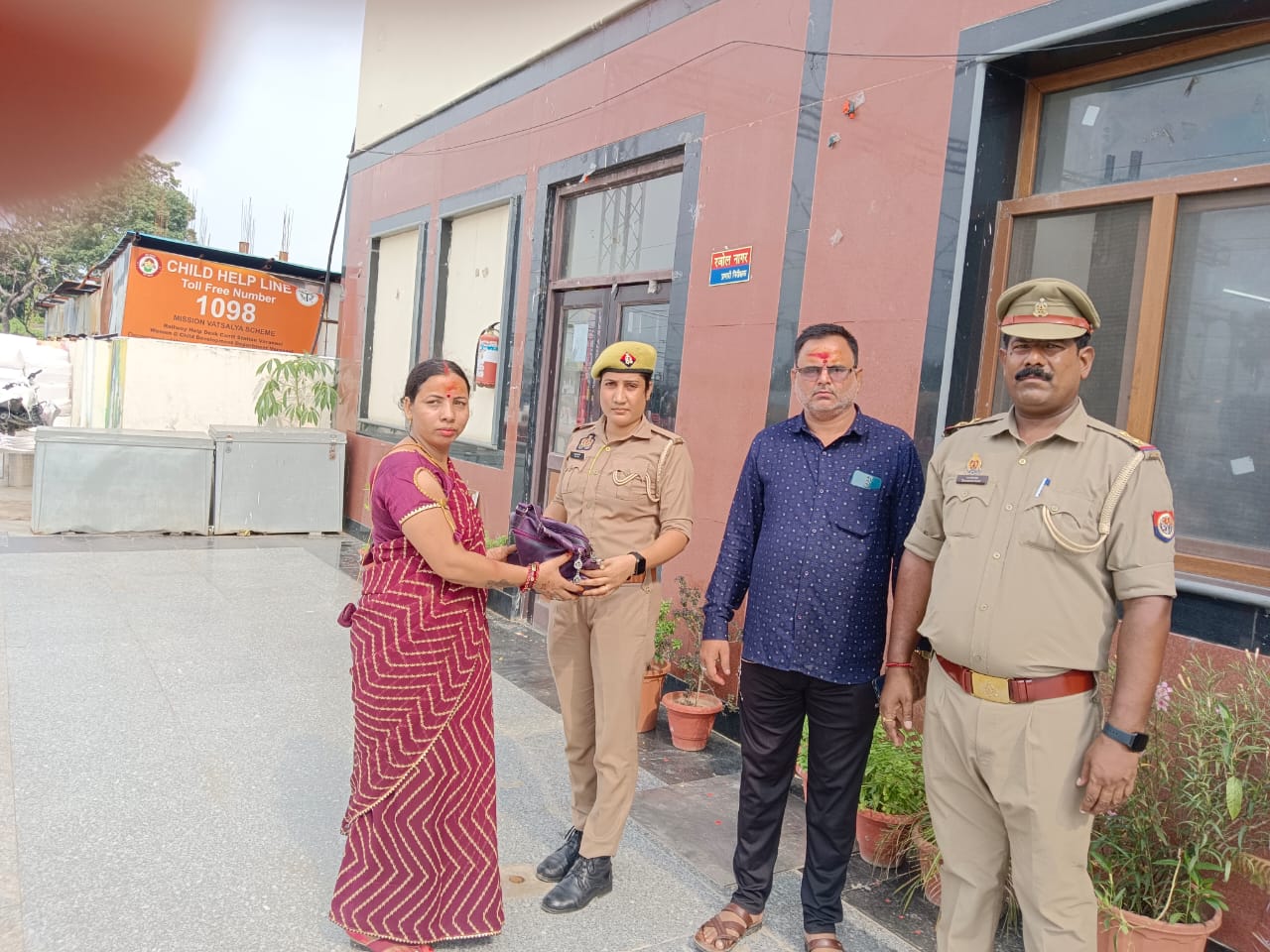 जीआरपी : नकदी तथा अन्य दस्तावेजों समेत खोया कैरी बैग मालिक को सौंपा