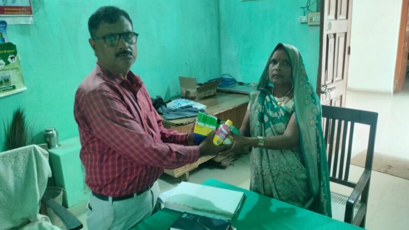 26 चिन्हित पशुपालकों में पोषण किट वितरित