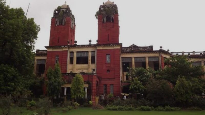 वाराणसी: पुलिस और वकीलों के बीच विवाद गहराया