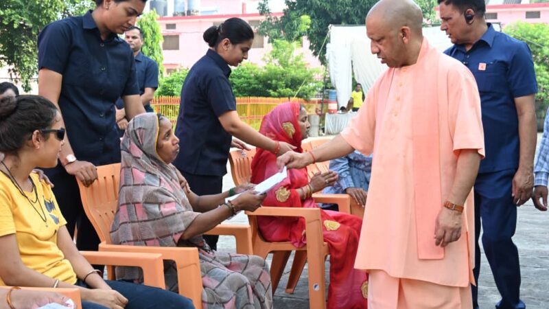 सीएम योगी ने गोरखनाथ मंदिर में लगाया जनता दरबार