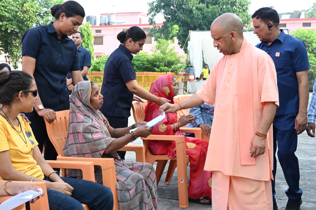 सीएम योगी ने गोरखनाथ मंदिर में लगाया जनता दरबार